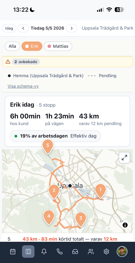 Bokarens dagsvy i mobilen — ruttkarta och körtid för en trädgårdsmästare